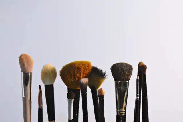 ¿Cómo limpiar las brochas de maquillaje?