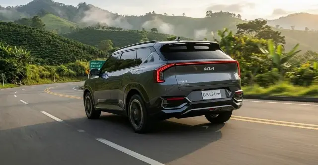 ¿Viajarás con tu EV en vacaciones? Lugares para cargar carros eléctricos en Colombia