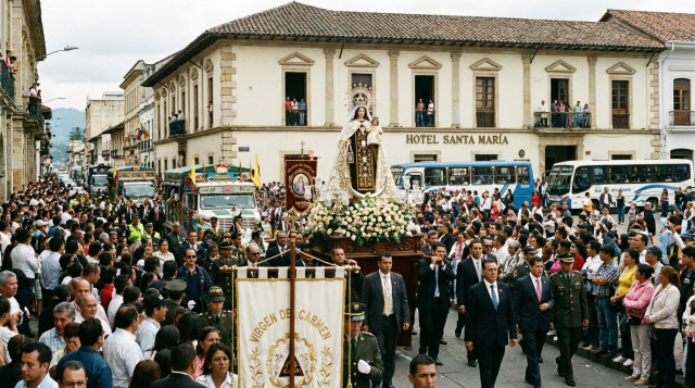 multitud en una procesión de la Virgen del Carmen con estandartes y vehículos decorados, presencia de autoridades municipales y ambiente urbano