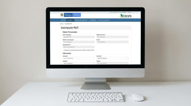Una captura de pantalla del portal web de la DIAN mostrando el formulario de inscripción del RUT con campos de datos personales y ubicación