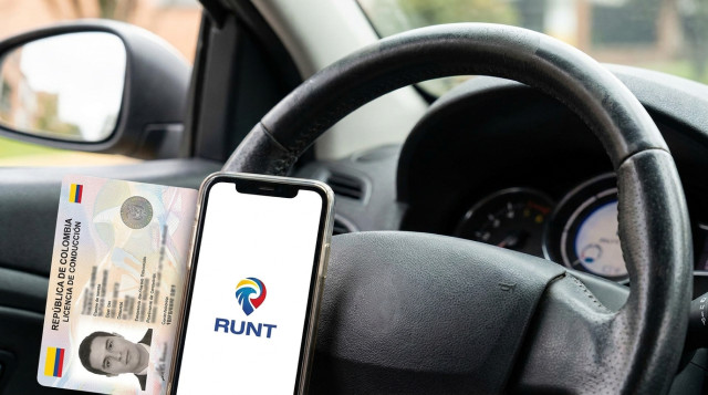 Un primer plano de una licencia de conducción colombiana moderna junto a un volante de automóvil, con el logo del RUNT visible en un dispositivo móvil al lado