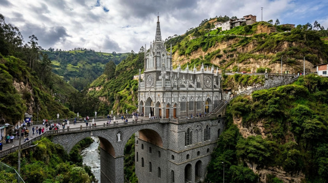El Santuario de Las Lajas visto desde el mirador principal resaltando su arquitectura neogótica y el puente sobre el río Guáitara