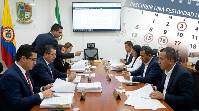 foto horizontal de una sesión de concejo municipal con concejales revisando un proyecto de acuerdo, sobreimpresión sutil con calendario y la frase clave