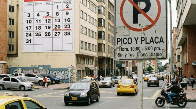 fotografía horizontal de una vía urbana con señalización visible de