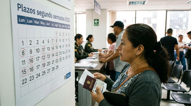 persona en una oficina de atención al ciudadano sosteniendo documentos (pasaporte y licencia) y un calendario impreso con la frase