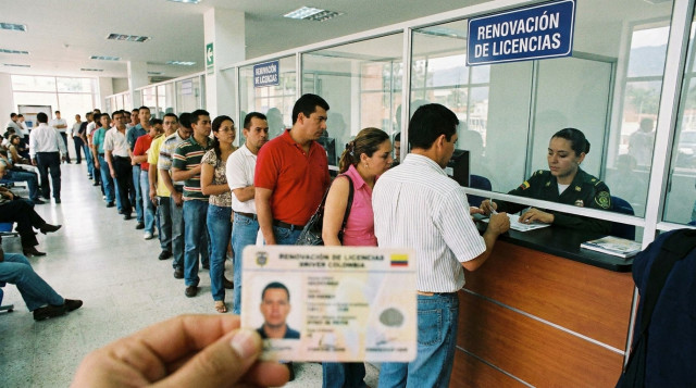 fila ordenada de personas en una oficina de tránsito, mostrador con cartel de 